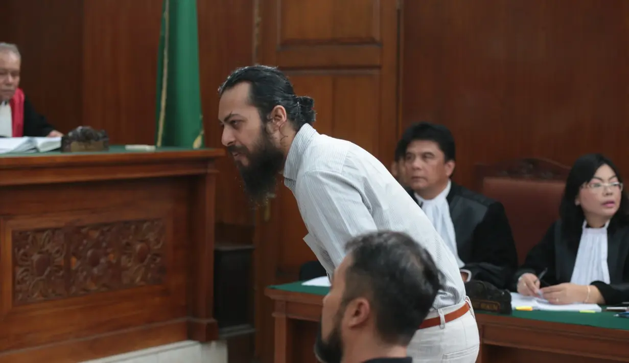 "Restu ngobrol sama siapa aja tidak ada batasan. Saya dengar restu adalah penghibur dan baik. Tidak ada yang sirik atau tidak suka dengan dia. Kebetulan teman-teman Restu bidangnya sama dengan saya," ujarnya. (Adrian Putra/Bintang.com)