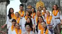 Bupati Karangasem Bali, I Gusti Ayu Mas Sumantri dan para Miss Universe 2015 berfoto bersama saat reuni Miss Universe 2015 di Taman Ujung Sukasada (Ist/JawaPos.com)
