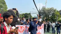 Massa yang terdiri dari mahasiswa mulai memadati jalan di depan Kantor Komisi Pemilihan Umum (KPU) RI di Jalan Imam Bonjol, Jakarta Pusat, Jumat (23/8/2024) (Liputan6.com/Winda Nelfira)