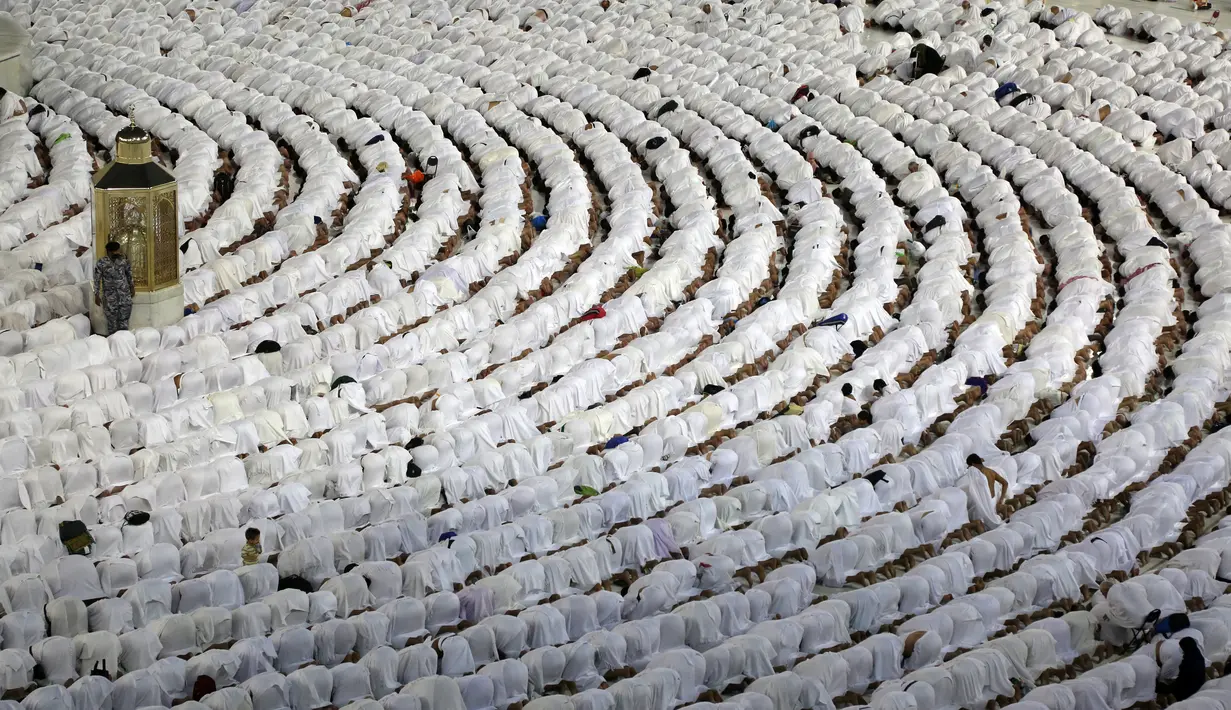 Umat Muslim berdoa selama bulan puasa Ramadhan di sekitar Ka'bah, tempat suci umat Islam, di kompleks Masjidil Haram di kota Saudi Mekah (9/4/2022). Arab Saudi mengatakan pada Sabtu (9/4) mengizinkan satu juta jemaah untuk melaksanakan ibadah haji 1443 H. (AFP/Abdel Ghani Bashir)