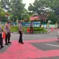 Personel Polresta Pekanbaru berjaga di Jalan Jenderal Sudirman untuk memeriksa kendaraan yang lewat. (Liputan6.com/M Syukur)