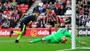 Pemain Arsenal, Alexis Sanchez, saat mencetak gol keempat ke gawang Sunderland dalam laga Premier League di Stadium of Light, Sabtu (29/10/2016). (AFP/Lindsey Parnaby)