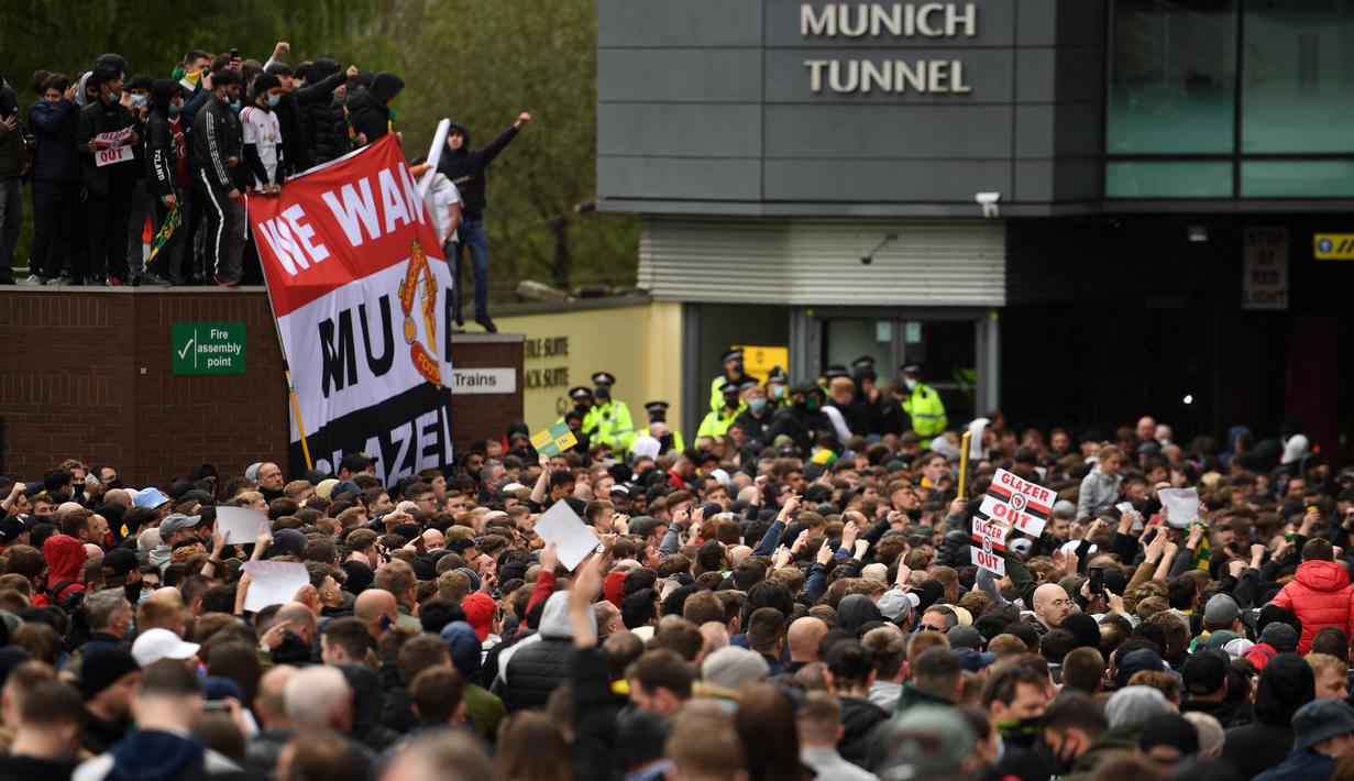 Fans Manchester United melancarkan protes massal terhadap pemilik klub, keluarga Glazer. Mereka menyerbu lapangan di Old Trafford sebelum kick-off. (Foto: AFP/Oli Scarff)