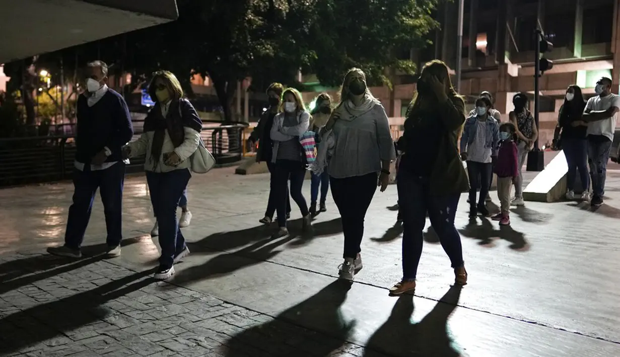 Sekelompok turis lokal mengunjungi pusat Kota Caracas pada malam hari, Venezuela, 5 Februari 2022. (AP Photo/Ariana Cubillos)