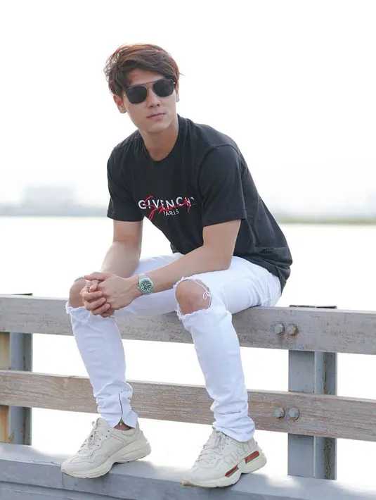 "Ketika keinginan saya dapat pasangan yang tepat, keinginan menikah muda saya kebetulan dapat orang yang pas," jelasnya lebih lanjut. (Instagram/rizkybillar)