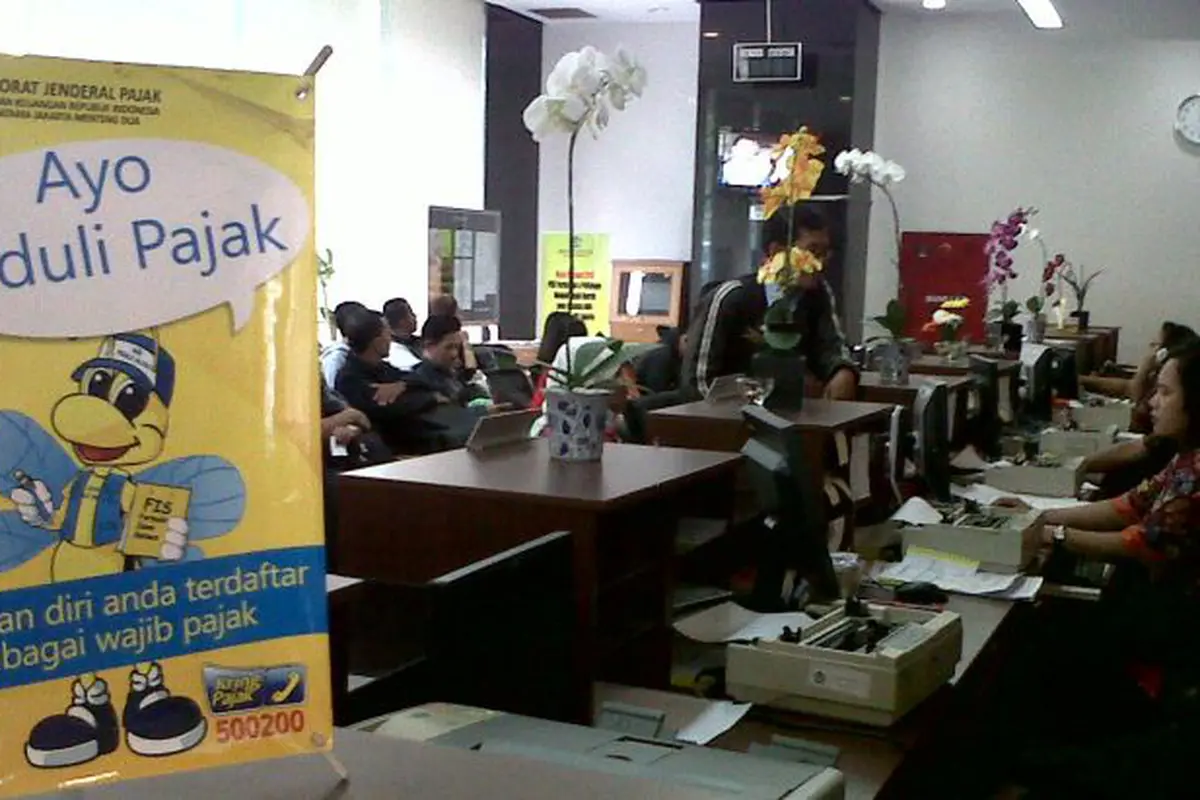Petugas KPP Menteng Dua Jakarta melayani wajib pajak yang melaporkan SPT Tahunan