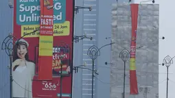 Sejumlah kendaraan melintas di sisi papan reklame di sekitar Jalan HR Rasuna Said, Jakarta, Sabtu (20/12). Pemerintah Provinsi DKI Jakarta akan menurunkan sebanyak 60 papan reklame yang dianggap melakukan pelanggaran. (Liputan6.com/Helmi Fithriansyah)