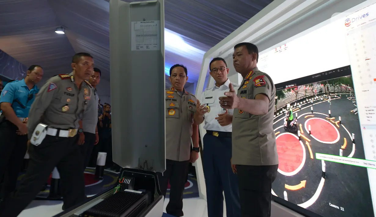 Kapolri Jenderal Pol Idham Aziz (kanan), Gubernur DKI Jakarta Anies Rasyid Baswedan (kedua kanan) dan Kapolda Metro Jaya Irjen Pol Gatot Edi Pramono (ketiga kanan) saat menghadiri acara Launching ETLE Development Program di Polda Metro Jaya, Jakarta, Kamis (5/12/2019). (merdeka.com/Imam Buhori)