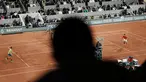 Petenis Spanyol, Rafael Nadal (kiri) saat bertanding melawan Novak Djokovic dari Serbia dalam pertandingan perempat final turnamen French Open 2022 di stadion Roland Garros di Paris, Rabu (1/6/2022). Nadal berhasil melaju ke semifinal usai mengalahkan Djokovic dengan skor 6-2, 4-6, 6-2, 7-6(4). (AP Photo/Thibault Camus)