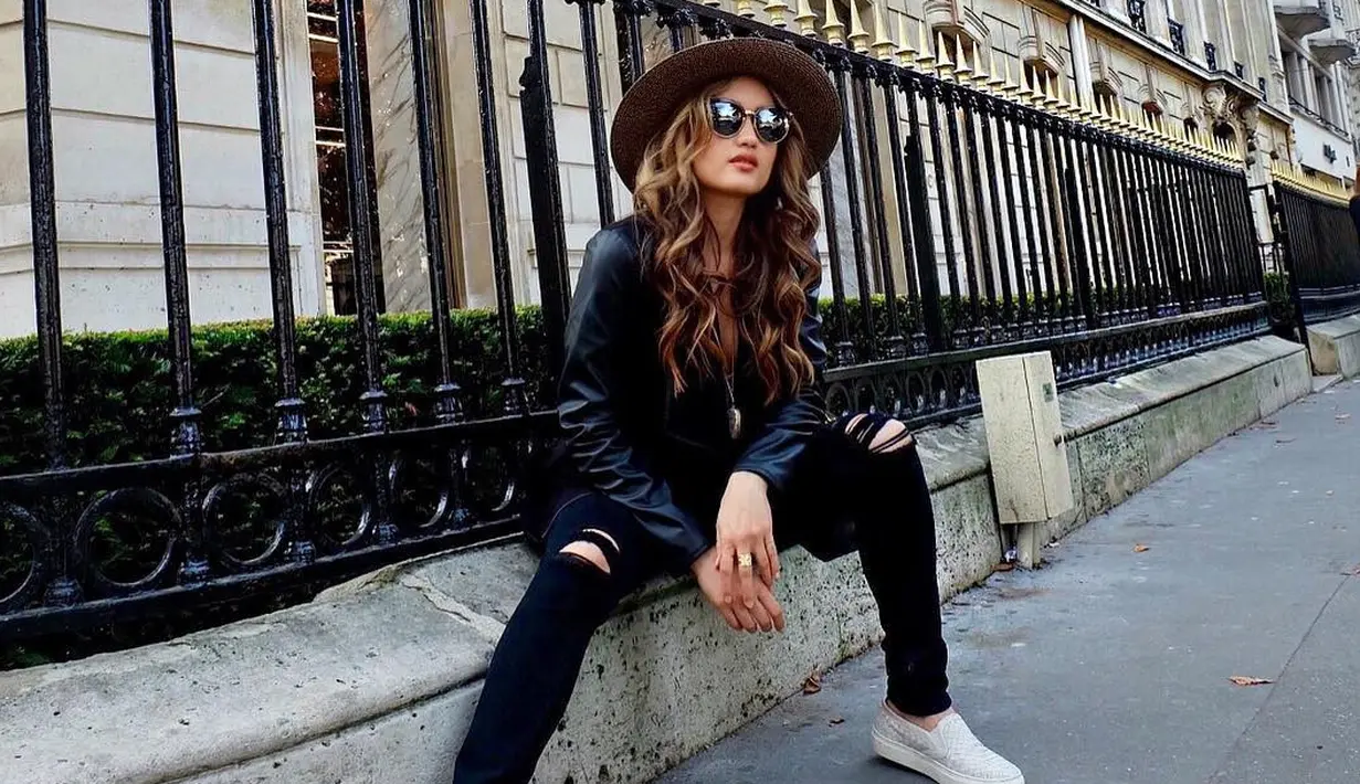 Cinta Laura tampil memukau dengan mengenakan celana jeans yang dipadu dengan jaket kulit. Untuk urusan sepatu, ia mengenakan sepatu slip on. (Foto: instagram.com/claurakiehl)