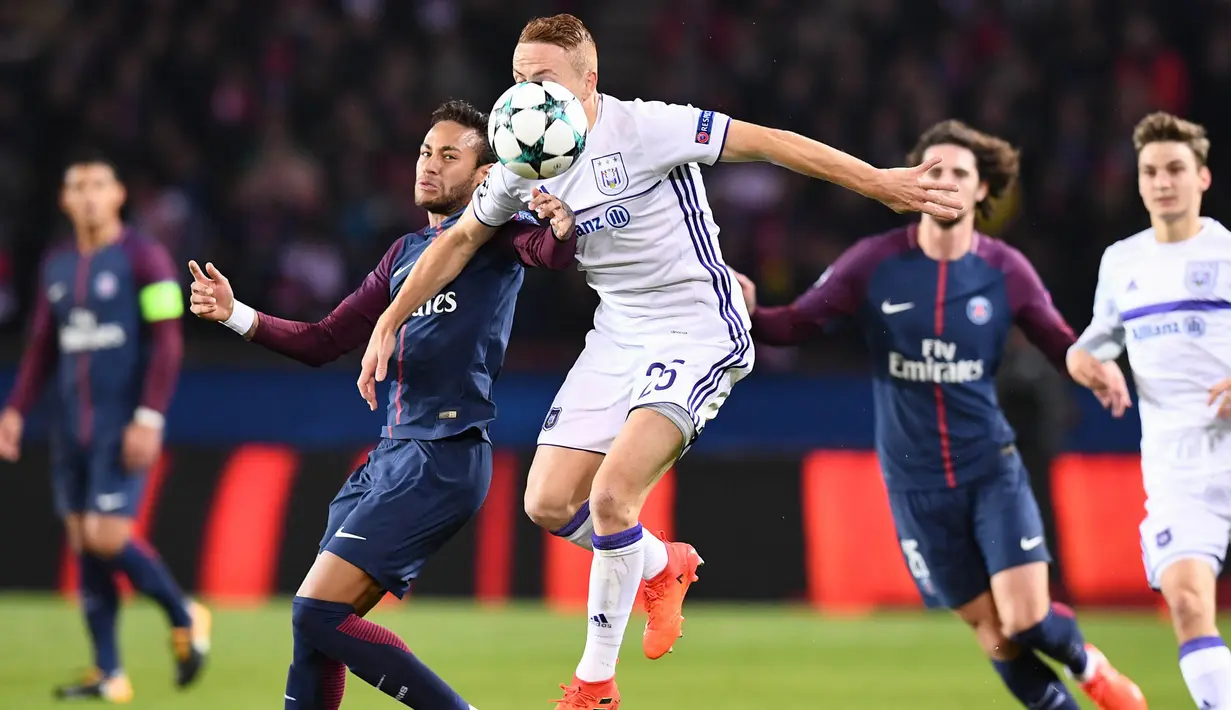 Gelandang Anderlecht, Adrien Trebel, berebut bola dengan gelandang PSG, Neymar, pada laga Liga Champions di Stadion Parc des Princes, Paris, Selasa (31/10/2017). PSG menang 5-0 atas Anderlecht. (AFP/Franck Fife)