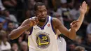 Pebasket Golden State Warriors, Kevin Durant, merayakan tiga poin saat melawan Denver Nuggets, pada laga NBA di Pepsi Center, Denver, Sabtu (4/11/2017). Warriors menang 127-108 atas Nuggets. (AP/Jack Dempsey)