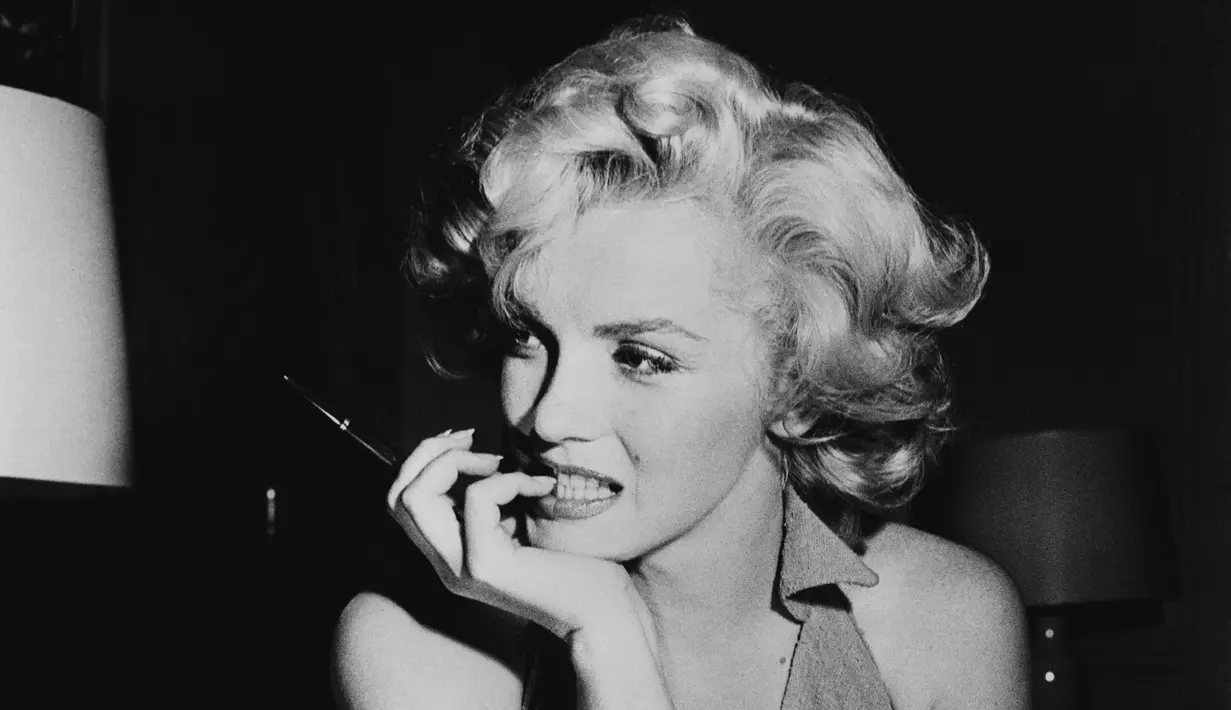 Marylin Monroe menjadi korban penyiksaan yang dilakukan oleh beberapa mantan pacarnya. Ia adalah seleb pertama yang mendiskusikan pengalamannya pada publik. (Mental Floss)