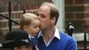 Pangeran William terlihat mencium pipi George yang menggemaskan saat menuju Lindo Wing RS St Mary, London, Sabtu (2/5/2015). George pertamakalinya diajak bertemu adik kecilnya yang baru lahir. (REUTERS/Neil Hall TPX)