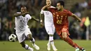 Gelandang Belgia, Nacer Chadli, berebut bola dengan gelandang Portugal, Manuel Fernandes, pada laga persahabatan di Stadion King Baudouin, Brussels, Sabtu (2/6/2018). Kedua negara bermain imbang 0-0. (AFP/John Thys)