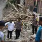 Kepolisian Resor Purwakarta melakukan olah kejadian perkara atas kasus hujan batu di Kampung Cihandeuleum Desa Sukamulya, Kecamatan Tegalwaru, Kabupaten Purwakarta. (Liputan6.com/ Abramena)