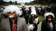 Benny Wasserman (tengah) berdiri dengan ratusan orang yang berpenampilan mirip Albert Einstein untuk mencetak rekor dunia Guinness di Los Angeles, 27 Juni 2015. Acara ini guna mengumpulkan dana bagi pendidikan anak-anak tunawisma. (REUTERS/Lucy Nicholson)