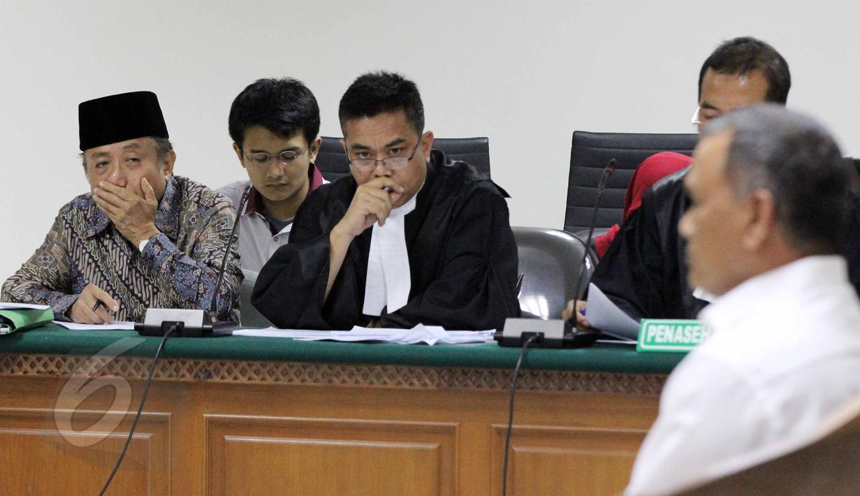 Ekspresi terdakwa Waryono Karno yang terlihat serius mendengarkan kesaksian Mantan Kepala Pusat Data dan Informasi (Pusdatim) Kementerian ESDM, Ego Syahrial dalam sidang lanjutan di Pengadilan Tipikor, Jakarta, Rabu (3/6/2015). (Liputan6.com/Helmi Afandi)
