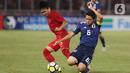 Pemain sayap Timnas Indonesia U-19, Witan Sulaeman (kiri) berebut bola dengan pemain Jepang pada perempat final Piala AFC U-19 2018 di Stadion GBK, Jakarta, Minggu (28/10). Persija Jakarta resmi mendatangkan gelandang timnas Indonesia, Witan Sulaeman. (Liputan6.com/Helmi Fithriansyah)