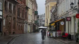 Seorang perempuan berusia 50 tahun tewas di ibu kota Lithuania, Vilnius, akibat tertimpa pohon yang tumbang pada hari Senin, kata pihak berwenang. (AP Photo/Mindaugas Kulbis)