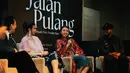 Jadi bagian dari film pendek Jalan Pulang, Asri Welas tampil anggun dengan kebaya panjang berwarna merah. Dipadu dengan bawahan brukat hijau kebiruan [Bakti Budaya Djarum Foundation]