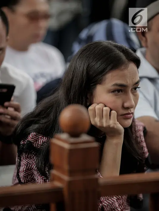 Ekspresi Atiqah Hasiholan saat menghadiri sidang putusan kasus dugaan penyebaran berita bohong atau hoaks dengan terdakwa Ratna Sarumpaet di PN Jakarta Selatan, Kamis (11/7/2019). Atiqah Hasiholan duduk tepat di belakang sang ibunda, Ratna Sarumpaet. (Liputan6.com/Faizal Fanani)