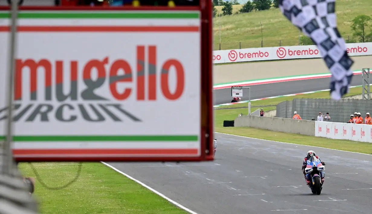 Francesco Bagnaia jadi yang tercepat pada balapan sebanyak 23 laps di Sirkuit Mugello, Minggu (2/6/2024) malam WIB. (Marco BERTORELLO/AFP)
