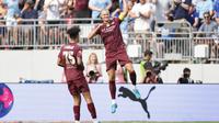Penyerang Manchester City #9 Erling Haaland (kanan) merayakan gol keduanya melawan Chelsea FC pada laga uji coba di Stadion Ohio di Columbus, Ohio pada 3 Agustus 2024. (KAMIL KRZACZYNSKI / AFP)