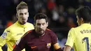 Striker Barcelona, Lionel Messi, berusaha melewati gelandang Villarreal, Rodrigo, pada laga La Liga, di Stadion De La Cerramica, Minggu (10/12/2017). Barcelona menang 2-0 atas Villarreal. (AP/Alberto Saiz)