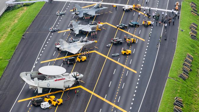 Pesawat-pesawat tempur Taiwan diparkir di jalan raya dalam rangkaian latihan militer 