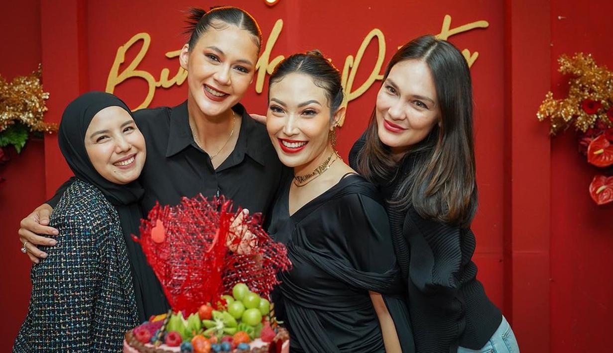 Di antara tamu yang hadir, ada Geng Cendol yang setia hadir memberikan selamat kepada Paula. Di antaranya Tya Ariestya, Ayu Dewi dan Luna Maya. Ketiganya kompak berbusana hitam ala cewek mamba. Mereka juga memberikan selamat dan doa terbaik untuk Paula. (Liputan6.com/IG/@baimwong)