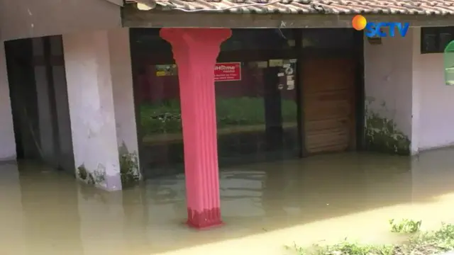 Banjir menggenangi akses di jalan permukiman warga sehingga mengganggu aktivitas dan membuat sebagian warga memilih mengungsi.