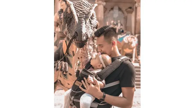 5 Potret Angga Saputro Asuh Anak, Kiper Anyar Persebaya Surabaya