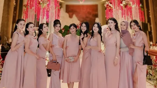 Erina Gudono Saat Jadi Bridesmaid. [@ginasinaga]