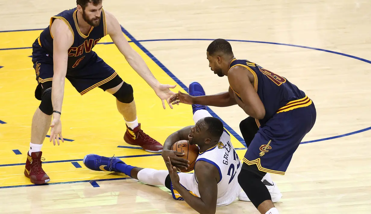 Forward Warriors, Draymond Green #23  menahan bola dari kejaran para pemain Cleveland Cavaliers pada laga Final NBA di Oracle Arena, Senin (6/6/2016) WIB. (Mandatory Credit: Kelley L Cox-USA TODAY Sports)