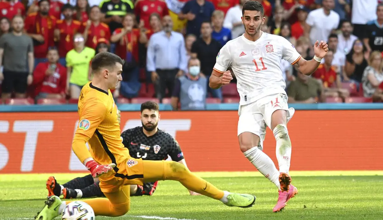 Pemain Spanyol Ferran Torres mencetak gol ke gawang Kroasia pada pertandingan Euro 2020 di Stadion Parken, Kopenhagen, Denmark, 28 Juni 2021. Torres mengkonversi umpan silang dari Pablo Sarabia menjadi gol indah. (AP Photo/Jonathan Nackstrand, Pool)