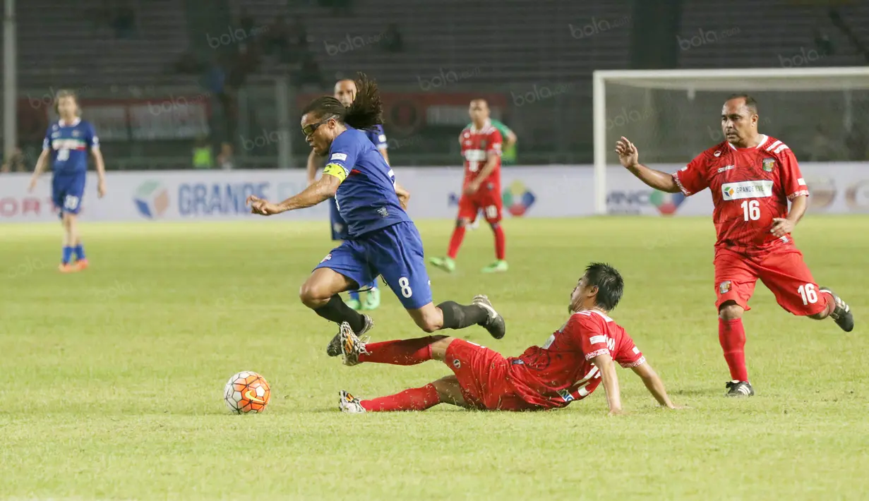 Gelandang Calcio Legend, Edgar Davids, dihadang gelandang Primavera Baretti, Irawan pada laga persahabatan di SUGBK, Jakarta, Sabtu (21/5/2016). (Bola.com/Nicklas Hanoatubun)