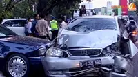 Tak Ada Decit Rem, Altis Langsung Seruduk 3 Mobil yang Parkir