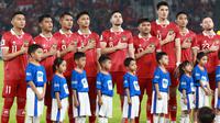 Para pemain starting XI Timnas Indonesia berbaris menyanyikan lagu kebangsaan Indonesia Raya menjelang dimulainya laga putaran pertama Kualifikasi Piala Dunia 2026 Zona Asia menghadapi Brunei Darussalam di Stadion Utama Gelora Bung Karno (SUGBK), Kamis (12/10/2023) malam WIB. Timnas Indonesia menang 6-0 atas Brunei Darussalam. (Bola.com/M Iqbal Ichsan)