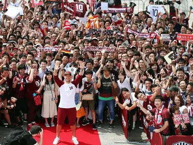 Mantan Penyerang Jerman, Lukas Podolski foto bersama dengan para penggemar saat upacara penyambutan di Kobe, Jepang barat, (6/7). Podolski akan bermain untuk klub Jepang Vissel Kobe. (Tsuyoshi Ueda/Kyodo News via AP)