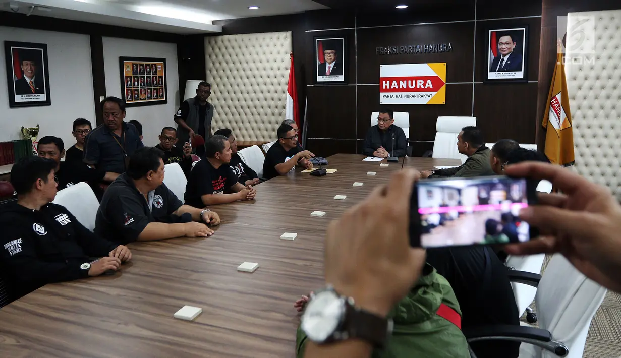 Serikat Pekerja JICT dan segenap pekerja pelabuhan Indonesia beraudiensi dengan Ketua Fraksi Hanura DPR RI Inas N. Zubir saat menggelar aksi Gerakan Pengembalian Aset Bangsa JICT dan Keadilan Bagi Pekerja, Jakarta, Selasa (8/1). (Liputan6.com/Johan Tallo)