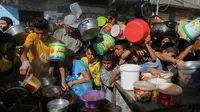 Warga berkerumun menunggu distribusi makanan di Rafah, Jalur Gaza selatan, Palestina, Rabu (8/11/2023). Sejak dimulainya perang Israel-Hamas, Israel membatasi jumlah makanan dan air yang diperbolehkan masuk ke wilayah Jalur Gaza sehingga menyebabkan kelaparan yang meluas di seluruh wilayah tersebut. (AP Photo/Hatem Ali)