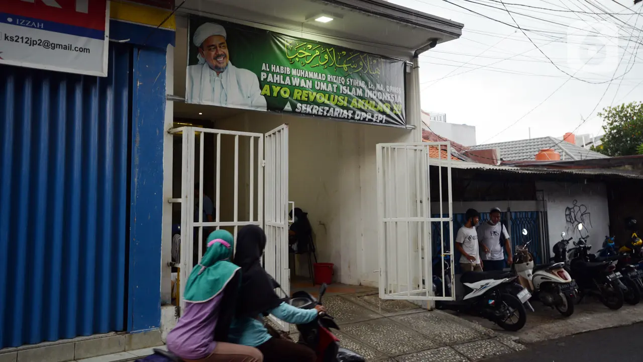FOTO: Suasana Sekitar Markas FPI Pasca Dibubarkan Pemerintah
