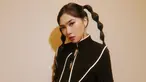 Menggunakan busana serba hitam dengan detail putih, penampilan Isyana Sarasvati ini pun mencuri perhatian publik. Ia juga menambah gaya penampilannya dengan mengikat rambut menjadi dua namun tetap terlihat sederhana sekaligus menawan. (Liputan6.com/IG/@isyanasarasvati)