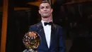Bintang Real Madrid asal Portugal, Cristiano Ronaldo, dinobatkan sebagai peraih Ballon d'Or 2017 di Menara Eiffel, Paris, Jumat (8/12/2017). Gelar Ballon d'Or kelima bagi CR7 ini sekaligus menyamai raihan Ballon d'Or milik Messi. (AFP/Franck Faugere)