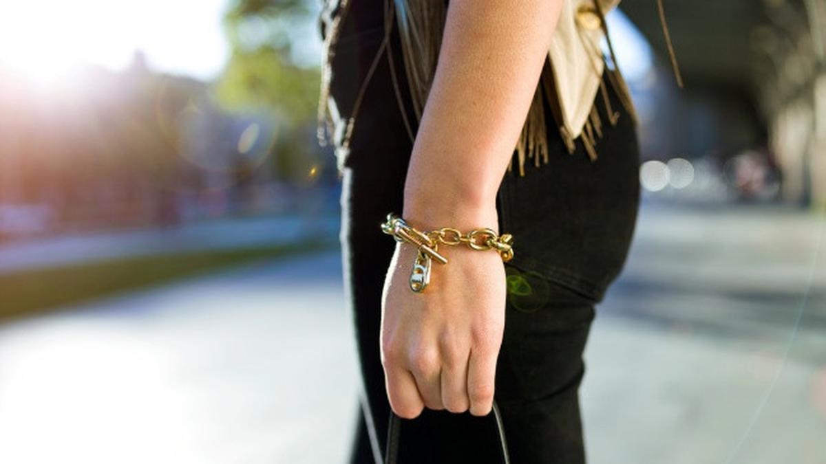 6 Alternatif Stylish Gelang Rantai hingga Resin untuk Pergelangan Tangan Besar, Percantik Tampilan