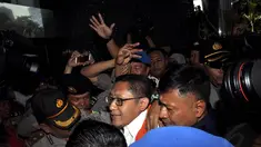 Anas Urbaningrum saat memasuki gedung Pengadilan Tipikor, Jakarta, Rabu (24/9/14). (Liputan6.com/Miftahul Hayat)