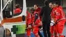Pemain AC Milan, Davide Calabria ditandu menuju mobil ambulance setelah mengalami cedera saat melawan Chiveo pada laga Serie A di Bentegodi stadium, Verona, (25/10/2017). AC Milan menang 4-1. (Filippo Venezia/ANSA via AP)