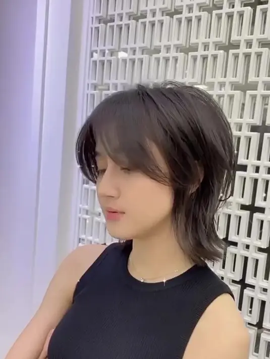 Ia tampak cocok dengan style ini, diamini oleh ribuan komentar netter di TikTok dan Instagram. [Instagram.com/rey_nathanael13]