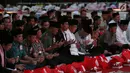 Presiden Joko Widodo dan Wapres Jusuf Kalla berdoa saat menghadiri acara buka puasa bersama dengan Panglima TNI Jenderal Gatot Nurmantyo dan para prajurit TNI di Mabes TNI, Cilangkap, Jakarta Timur, Senin (19/6). (Liputan6.com/Angga Yuniar)